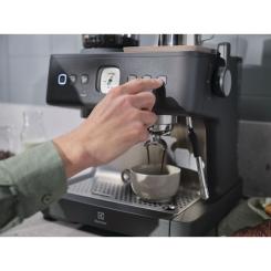 Рожковая кофеварка эспрессо Electrolux E8EC1-8BP Фото 8